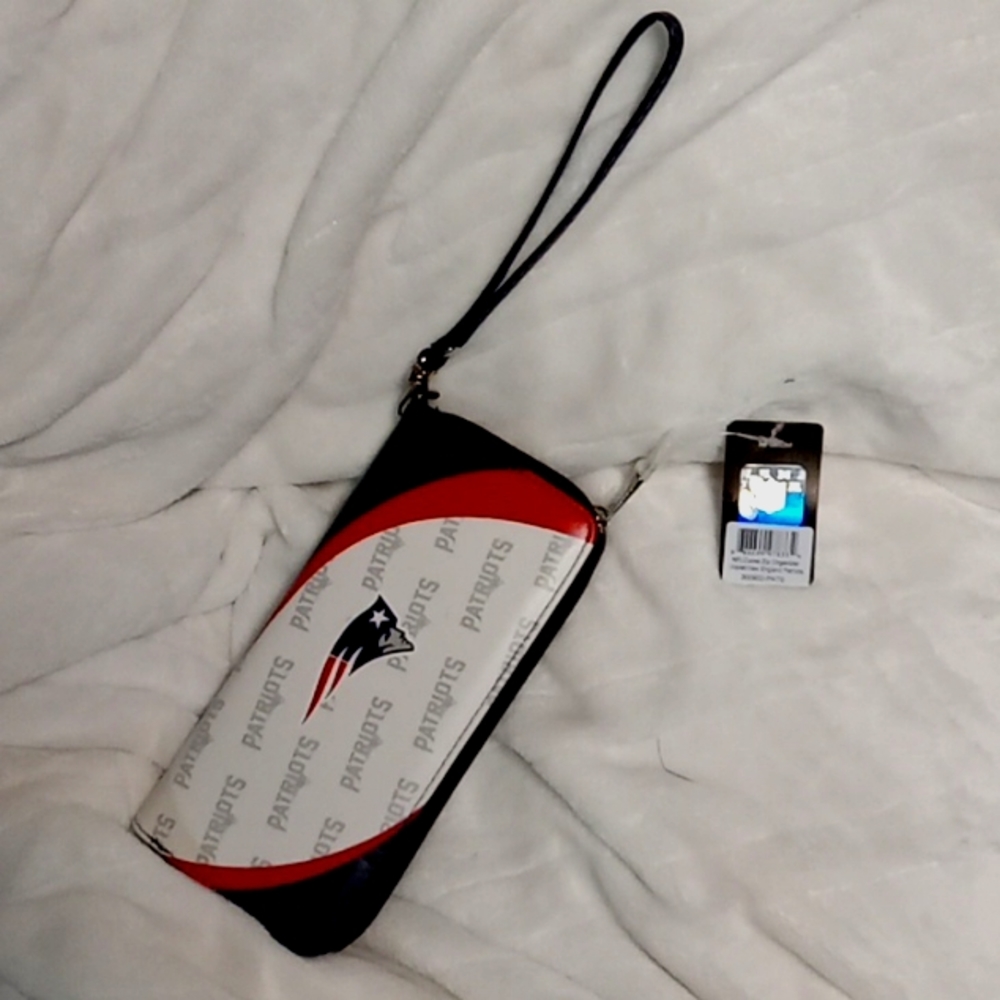New with tag NFL curve zip organizer  wallet/ New England  patriots